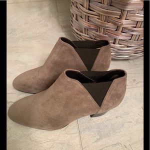 NWOT Aquatalia Fabrizia Suede Weatherproof Heeled Booties Elastic Slip On